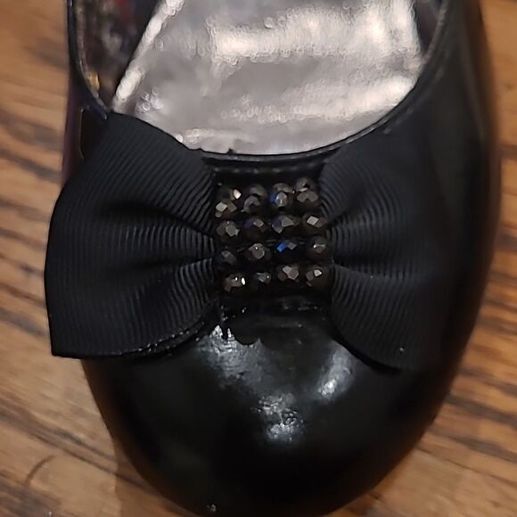 George sz 4 patent Leather shoe with 2" heel with black grosgrain ribbon on toe - Picture 7 of 7